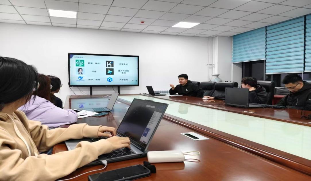 提升數(shù)字素養(yǎng)，賦能職業(yè)未來(lái)——機(jī)械工程學(xué)院就業(yè)委員會(huì)開(kāi)展辦公技能與AI應(yīng)用專(zhuān)項(xiàng)培訓(xùn)
