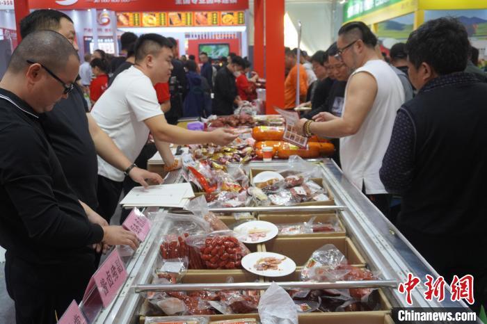 2023全球預制食材博覽會吸引眾多采購商、經銷商洽談合作。 韓章云 攝